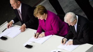 Консерваторите на германския канцлер Ангела Меркел и социалдемократите официално подновиха