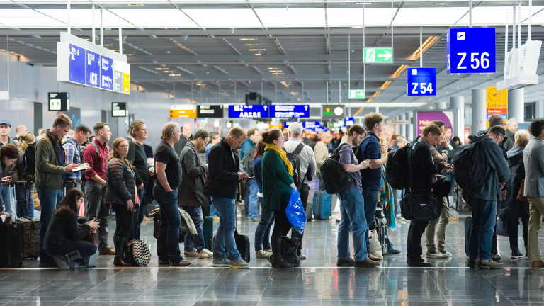 Хиляди пътници останаха на международното летище Suvarnabhumi в Тайланд, след