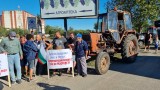 Ядосани лозари затвориха с трактори пътя Поморие-Каменар