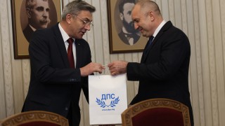 С почерпка баклава дойдоха от ДПС при Румен Радев за