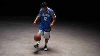 ВИДЕО: Давид Вия показва баскетболни умения пред Дуайт Хауърд