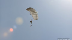 Пострадалият военен парашутист остава с опасност за живота