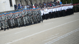 Пред „куц” военен парад Плевнелиев поговори за още пари за армията ни и енергийна ефективност