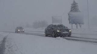 Тежки зимни условия по пътищата, карайте внимателно