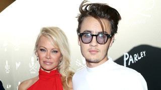 Синът на Памела Андерсън не си поплюва