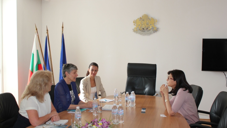 Кунева иска помощ за реформата в училище от фондация „Америка за България”