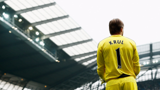 Лутън Таун привлече нидерландския вратар Тим Крул от Норич похвалиха