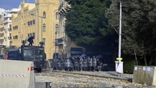 Десетки ливанци излязоха на улицата в неделя вечерта за да