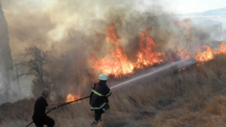 Вятърът затруднява огнеборците в Сливенския балкан