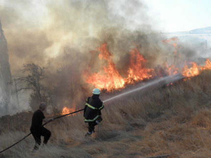 140 души гасят пожара на границата с Македония