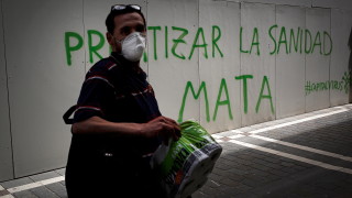 Властите в Испания обявиха че са регистрирали още 565 починали