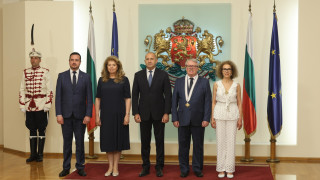 Радев награди двама посланици с орден "Мадарски конник" първа степен