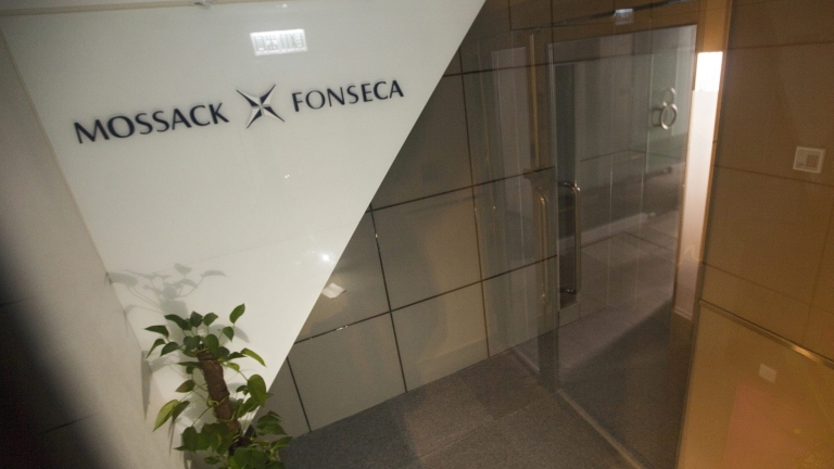 „Монсак Фонсека” затваря офиси на британски острови
