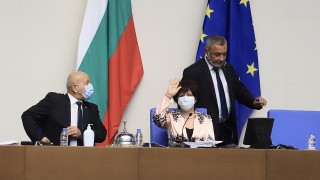 Малко след началото на днешното заседание депутатите излязоха в пет