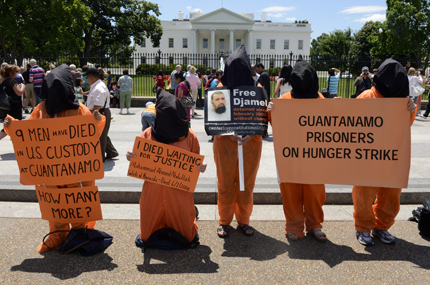 Федералният съд на САЩ позволи издевателства със затворник от Гуантанамо