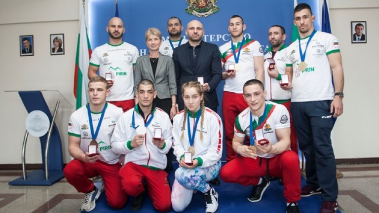 Министър Дашева награди състезатели и треньори, спечелили отборната титла на ЕП по ММА  