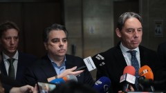 Асен Василев за заплатите на младите лекари: Пет месеца управляващите се крият по храстите