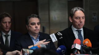Асен Василев за заплатите на младите лекари: Пет месеца управляващите се крият по храстите