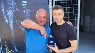 Фенове на Левски подариха плакет на Драган Михайлович който се