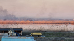 300 декара сухи треви и папур горят в района на езерото Вая край Бургас