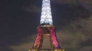 Айфеловата кула в червено и бяло в чест на Турция