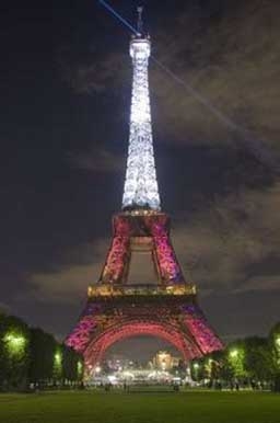 Айфеловата кула в червено и бяло в чест на Турция