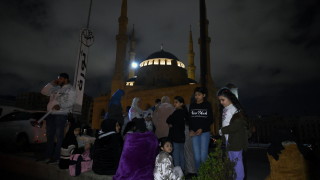 Най малко осем души бяха ранени при серия от силни земетресения