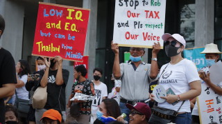 Тайландските депутати отложиха решението за конституционна реформа предизвиквайки гняв сред