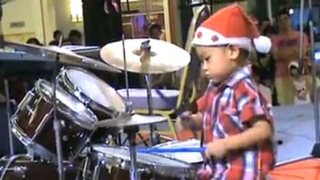 3-годишен барабанист стана Интернет сензация