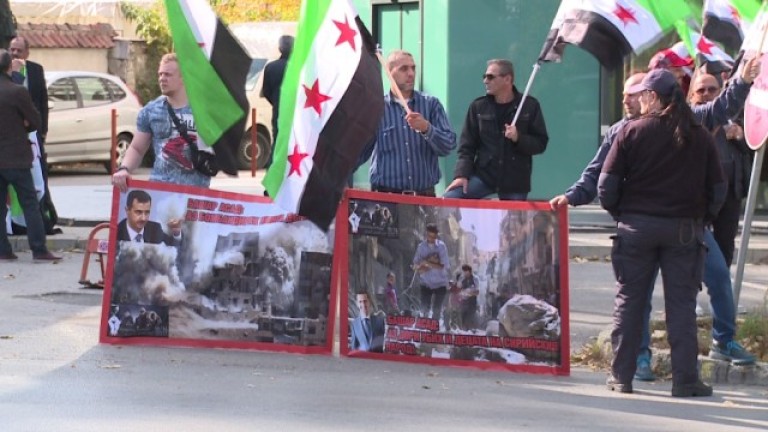 Живеещи у нас сирийци протестираха срещу Асад и Путин 