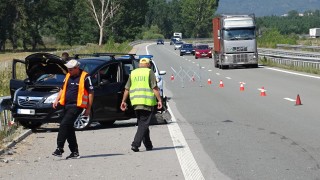 Катастрофа между бус и кола на АМ "Струма" прати две деца в болница