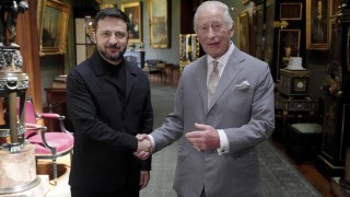 Украинският президент Володимир Зеленски пристигна в Лондон където беше посрещнат