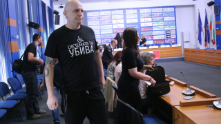 Слави Трифонов облече тениска "Системата ни убива"