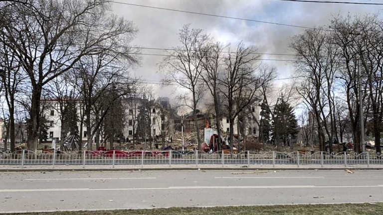 Властите на обсадения украински град Мариупол съобщиха, че 300 души