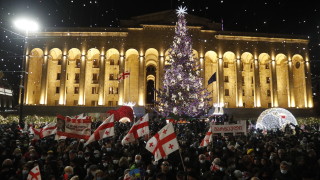 Хиляди протестиращи се събраха пред парламента на Грузия на фона