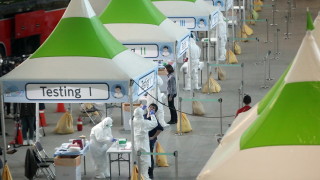 Южнокорейските здравни власти увеличиха притесненията около новия коронавирус след като