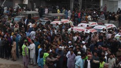 В Пакистан все още издирват 63 души след големия пожар в мол