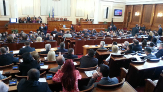 С кворум от 121 депутати откриха заседанието на НС