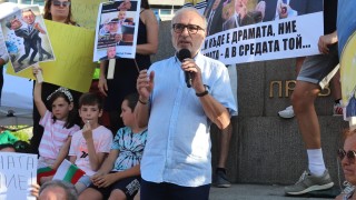 Няколко хиляди поддръжници на кабинета Петков излязоха на протест пред