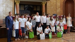 Радев пожела на ученици да мечтаят на български език