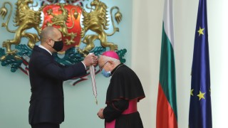 Президентът отличи с "Мадарски конник" монсеньор Анселмо Пекорари