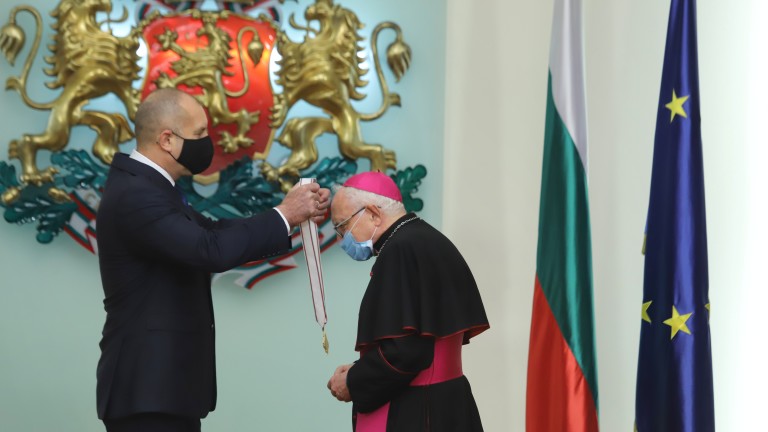 Президентът Румен Радев удостои с орден Мадарски конник - първа