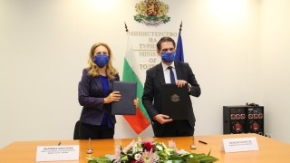 Вицепремиерът и министър на туризма Марияна Николова и министърът на
