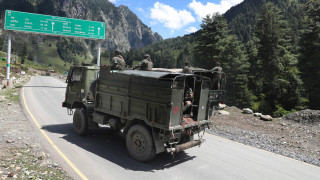 Китай изгражда военни лагери по цялата линия на фактически контрол