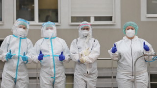 Петчленен медицински екип от населения предимно с бесарабски българи район