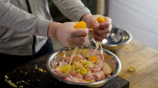 Храната е била замърсена със стафилококови бактерии от персонала Това