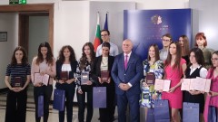Галин Цоков връчи отличието "Национална диплома" на 16 зрелостници