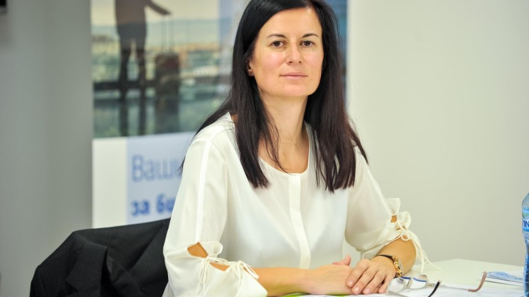 Д-р Сийка Кацарова е завършила Маркетинг и мениджмънт в Пловдивски