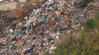 Кмет обяви награда за снимки кой изхвърля боклука си край пътя