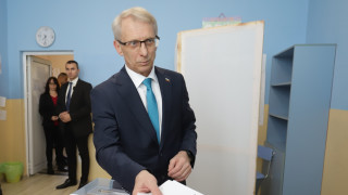 Премиерът акад Николай Денков упражни правото си на вот в